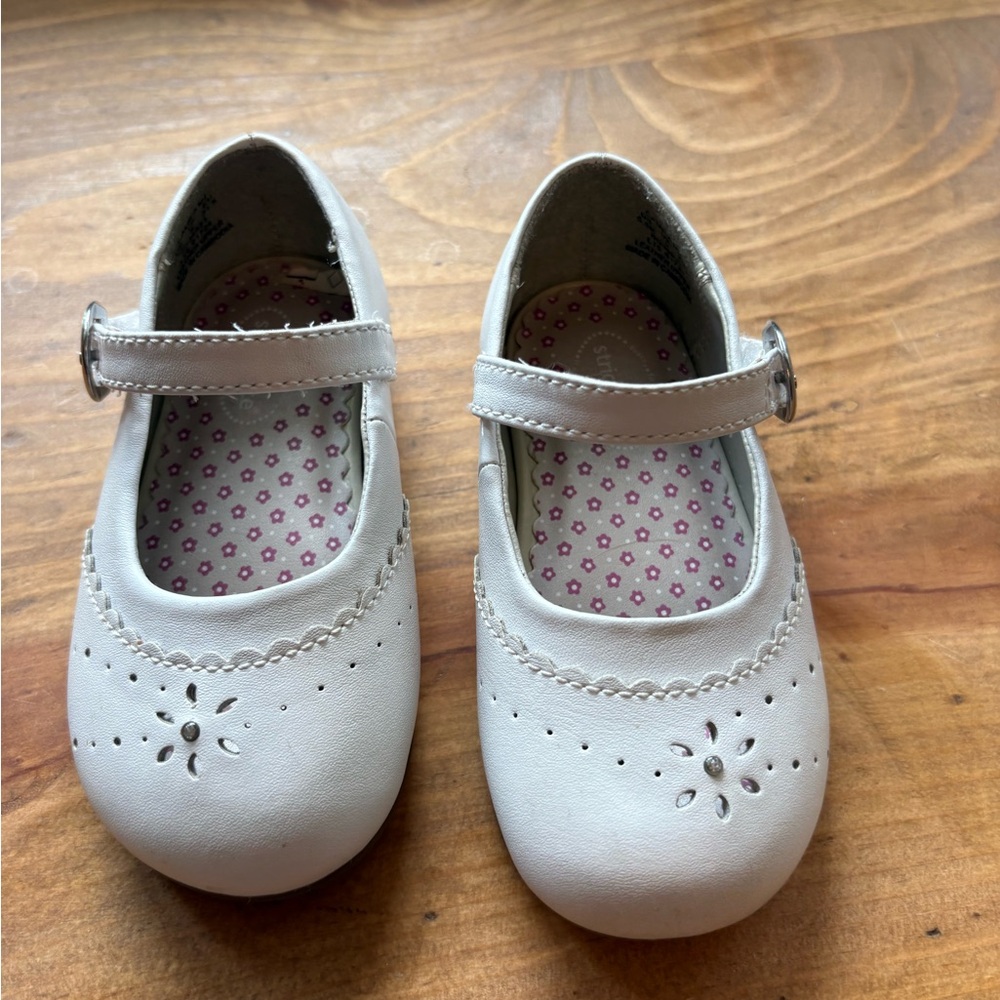 Stride Rite 5.5 White Mary Jane Shoes with Buckle - Picture 4 of 7